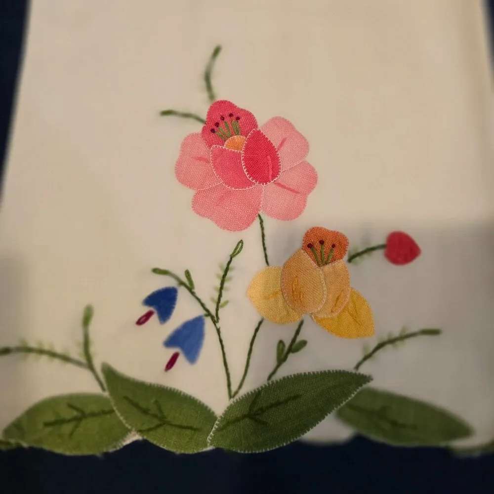 Hand Towels Set of 2 Linen Floral Applique Embroidery White Blue Pink 1950s MCM